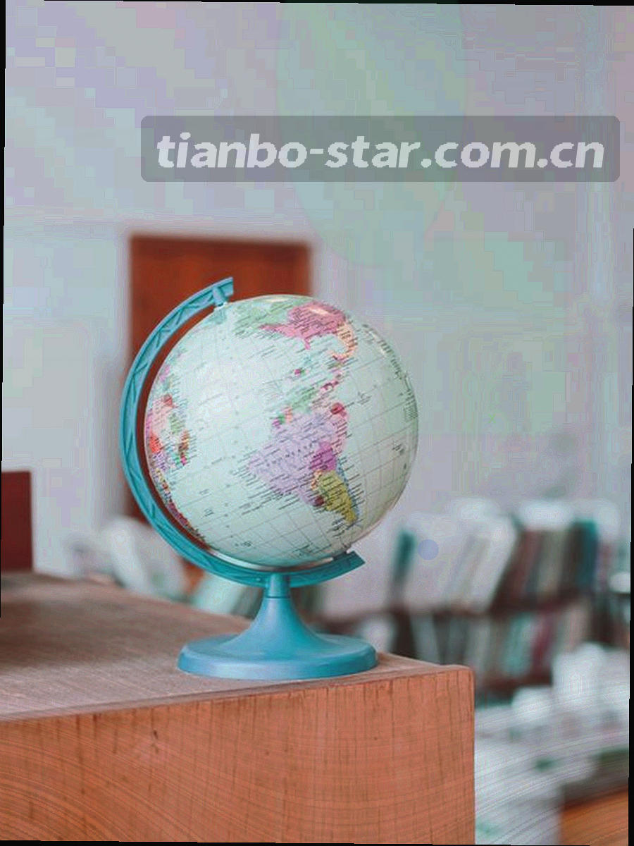 深色移动端界面上的赛程列表，收藏球队所在行以荧光绿竖条标注